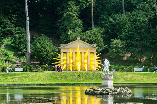 What are the optimal conditions for installing a pond in a UK garden?